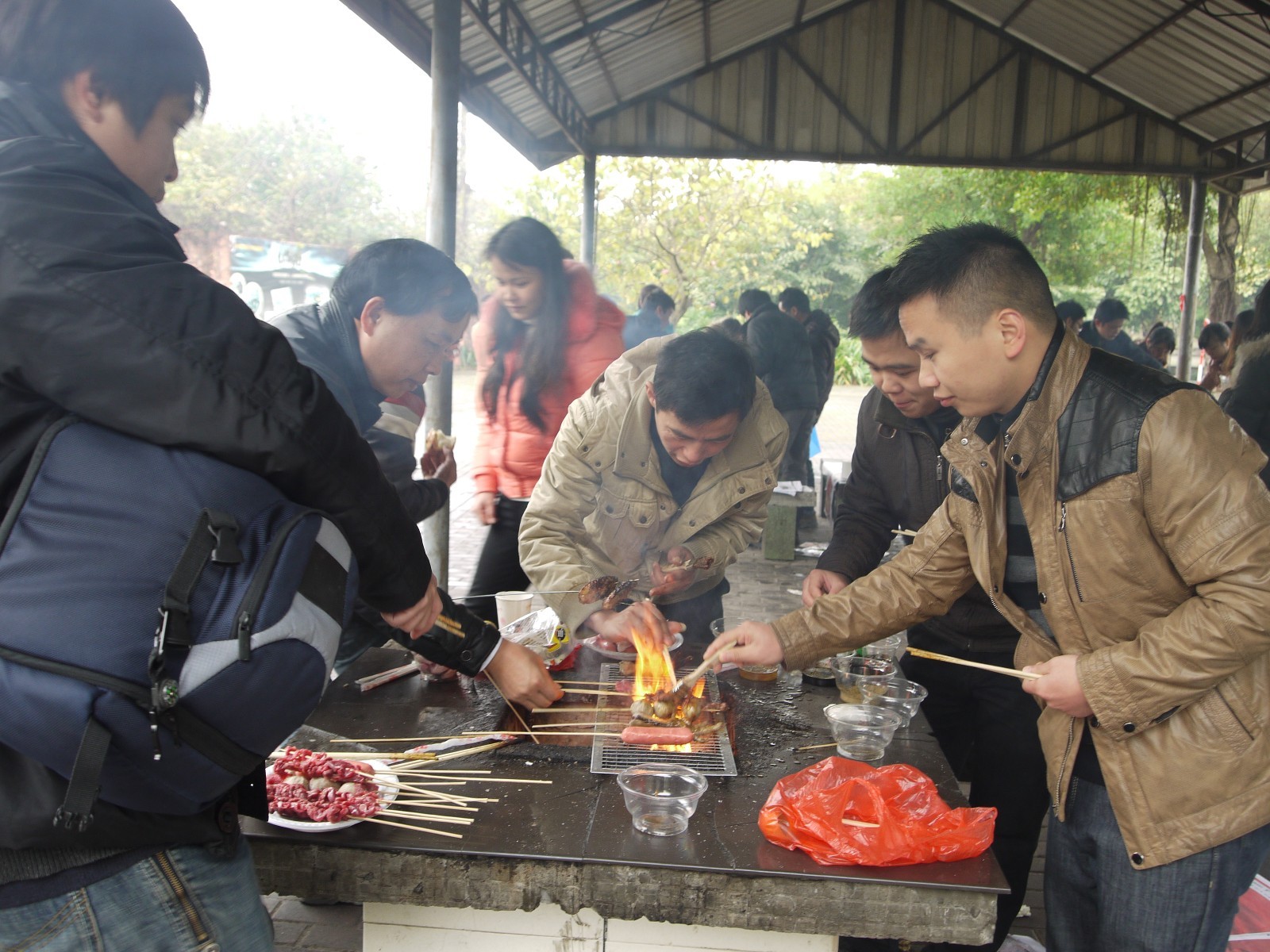 2012年花(huā)花(huā)大世界年会烧烤